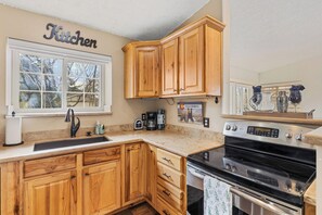 Refrigerador, microondas, horno y parrilla de estufa 