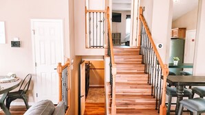 Un escalier avec des rampes en bois menant à un niveau supérieur.