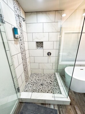 Badekar, hårføner, håndklær og såpe