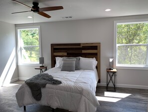 2 bedrooms, iron/ironing board, travel crib, free WiFi - Little Bear Cottage Private,Luxury Getaway!SPA! FIRE PIT! 3 MLS FROM SNP (Three Rivers)