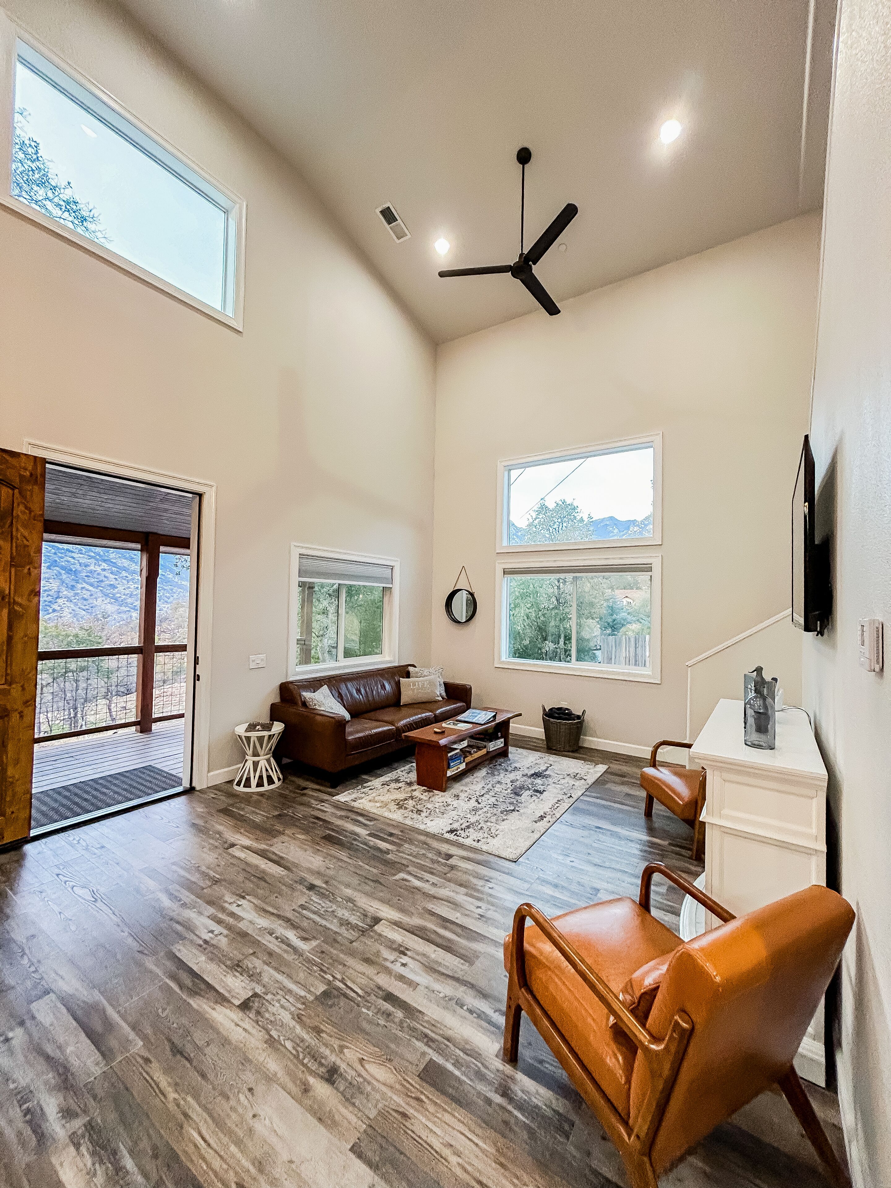 Una Smart TV, una chimenea