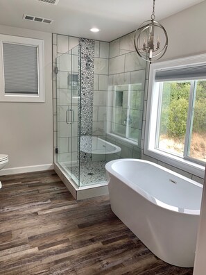 Bathtub, hair dryer, towels, soap - Little Bear Cottage Private,Luxury Getaway!SPA! FIRE PIT! 3 MLS FROM SNP (Three Rivers)