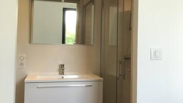 Douche, sĂšche-cheveux, papier toilette