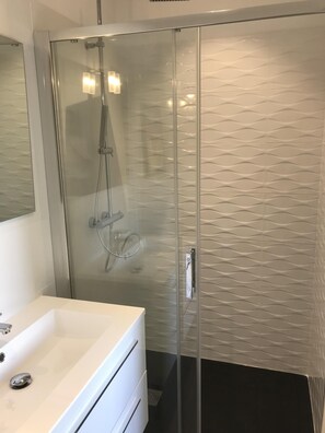 Douche, sĂšche-cheveux, papier toilette
