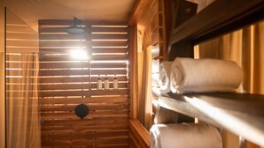 Una sauna de madera con bancos y toallas.