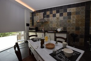 Fridge, oven, stovetop, coffee/tea maker