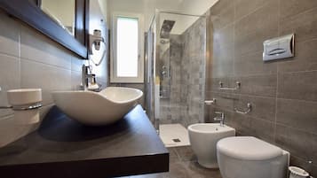 Dusche, Haartrockner, Bidet, Handtücher