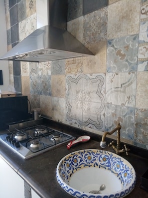 Fridge, oven, stovetop, coffee/tea maker