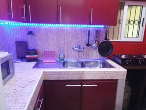 Réfrigérateur, micro-ondes, plaque de cuisson, cafetière/bouilloire