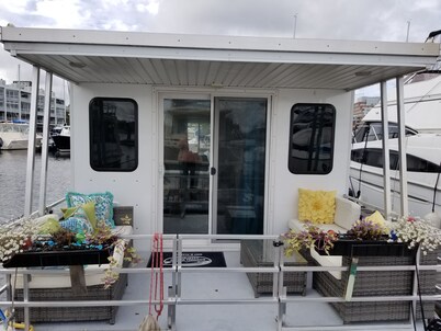 Charlestown Houseboat Walk to attractions Be rocked to sleep