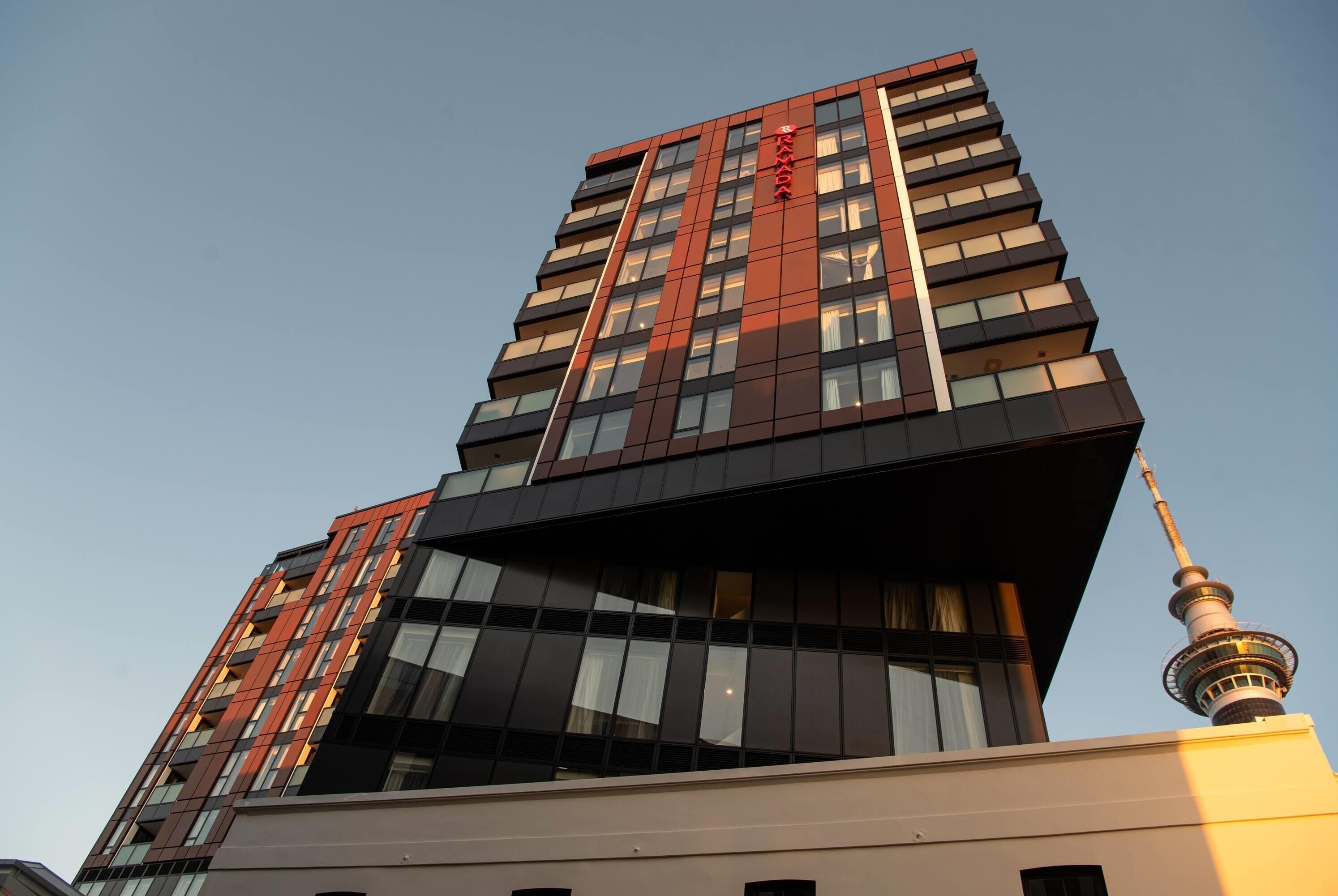 Un immeuble moderne de grande hauteur, caractérisé par une tour imposante.