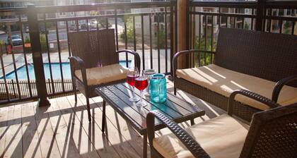 3 BEDROOM WATERFRONT BLUE MOUNTAIN LOFT, HEATED POOL