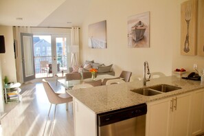 Interior - 3 BEDROOM WATERFRONT BLUE MOUNTAIN LOFT, HEATED POOL (Collingwood)