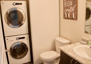 Tina con regadera, secadora de cabello, jabón, papel de baño 