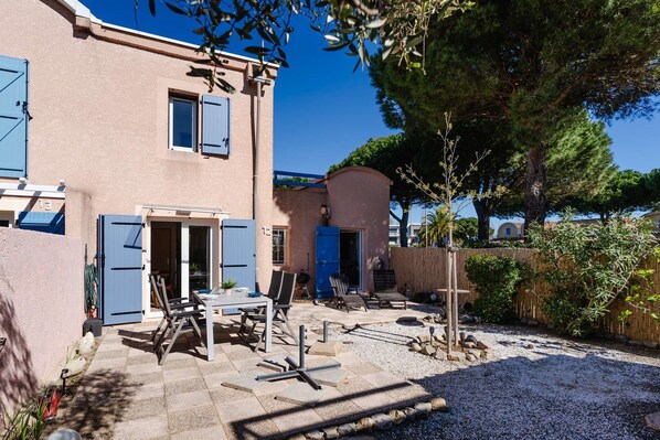 Outdoor dining - CE 12 GRUISSAN : 3-rooms Villa for 6 people max. (GRUISSAN)