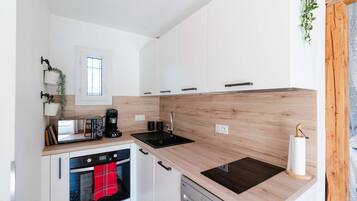 Frigorifero, microonde, lavastoviglie, pentole/stoviglie/utensili