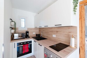 Fridge, microwave, dishwasher, cookware/dishes/utensils - CE 12 GRUISSAN : 3-rooms Villa for 6 people max. (GRUISSAN)