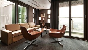 Suite Deluxe | Ropa de cama de alta calidad, edredones de plumas, cortinas opacas