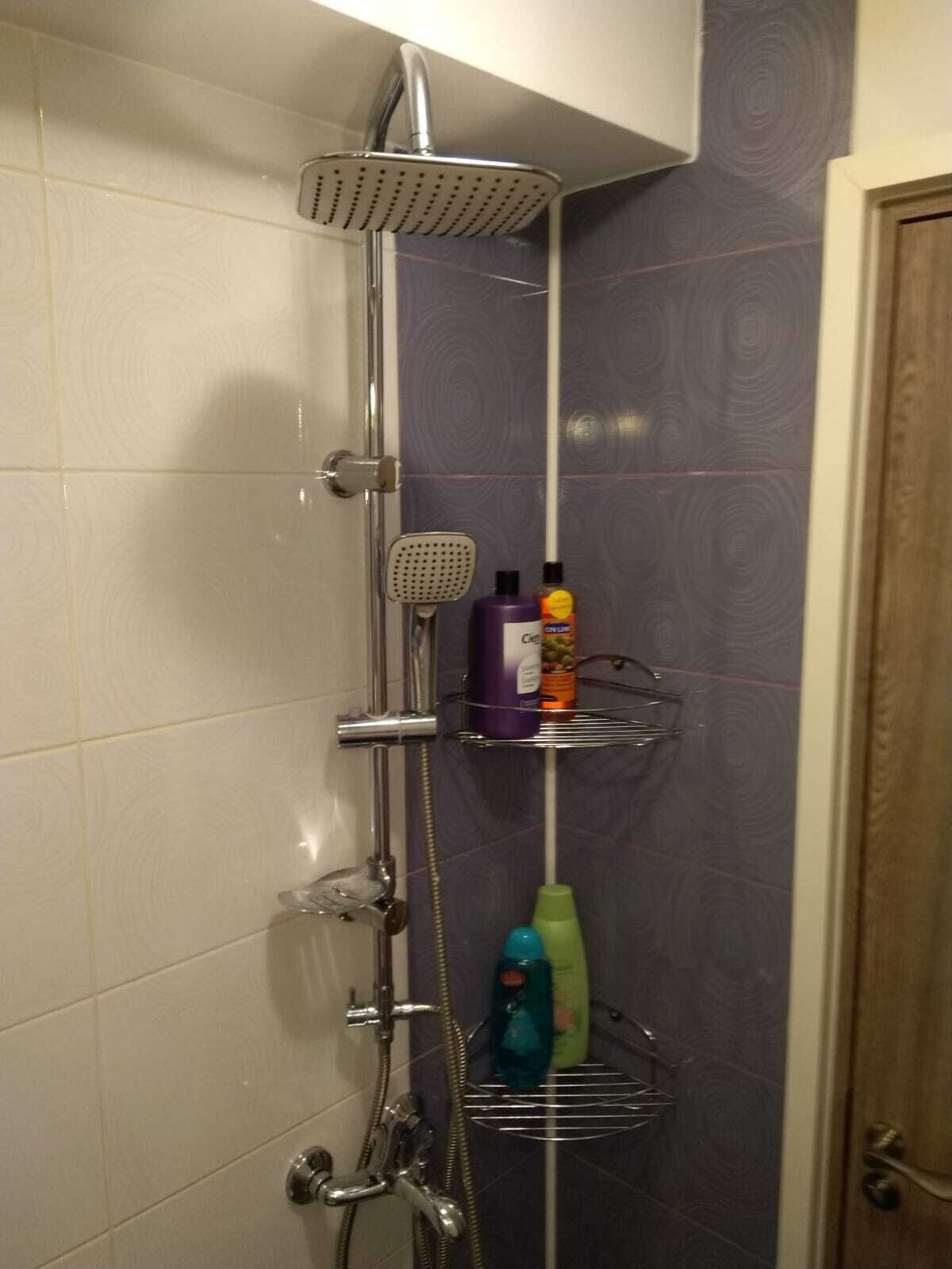 Een haardroger, pantoffels, handdoeken, zeep
