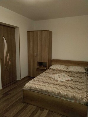 1 Schlafzimmer, Schreibtisch, schallisolierte Zimmer