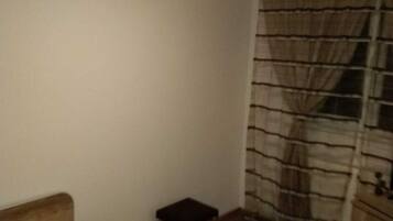 1 間睡房、書桌、隔音、熨斗/熨衫板