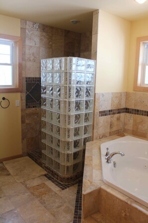 Dusche, Whirlpool, Seife, Toilettenpapier