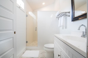 Combined shower/tub, hair dryer, towels, toilet paper - Shem Creek Corner, one block from Historic Shem Creek waterway, beaches close (Mt Pleasant)