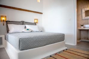 3 bedrooms, desk, soundproofing, iron/ironing board