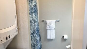 Ensemble douche/baignoire, sèche-cheveux, serviettes fournies, savon