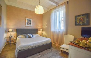 2 bedrooms, travel crib, free WiFi