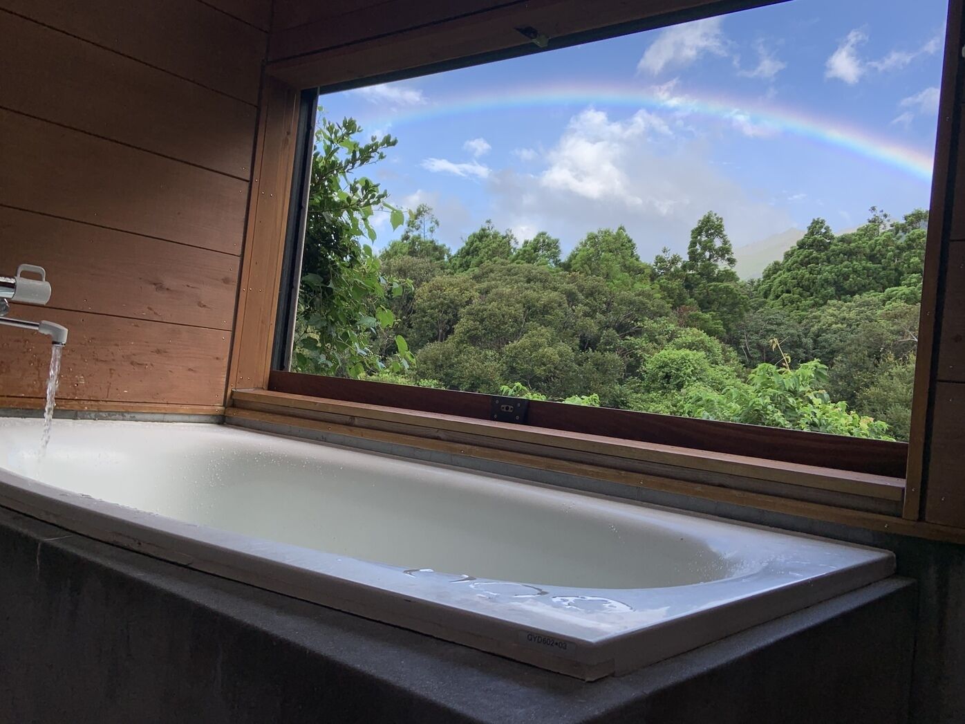 Bathroom | Separate tub and shower, free toiletries, hair dryer, slippers