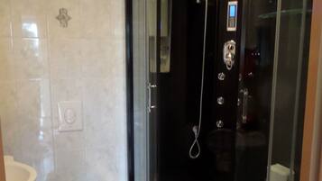 Dusche, Haartrockner, Handtücher