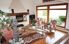Una televisión, una chimenea