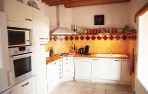 Frigorífico, microondas, placa de cocina y lavavajillas