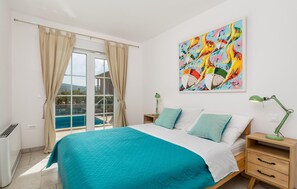 3 bedrooms, free WiFi, bed sheets - Beach front home in Kornic (Kornic)
