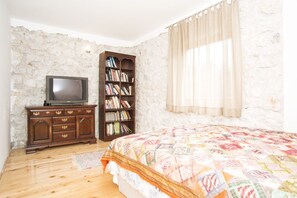 4 عدّة غرف نوم ومكتب وتجهيزات عازلة للصوت ومكواة/لوح كي