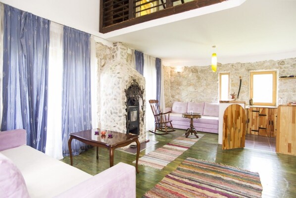 Villa panorámica, vista al río, junto a la alberca | Área de sala de estar | Televisión de pantalla plana 