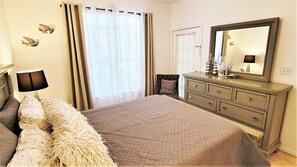 1 habitación, camas con efecto memoria y tabla de planchar con plancha 