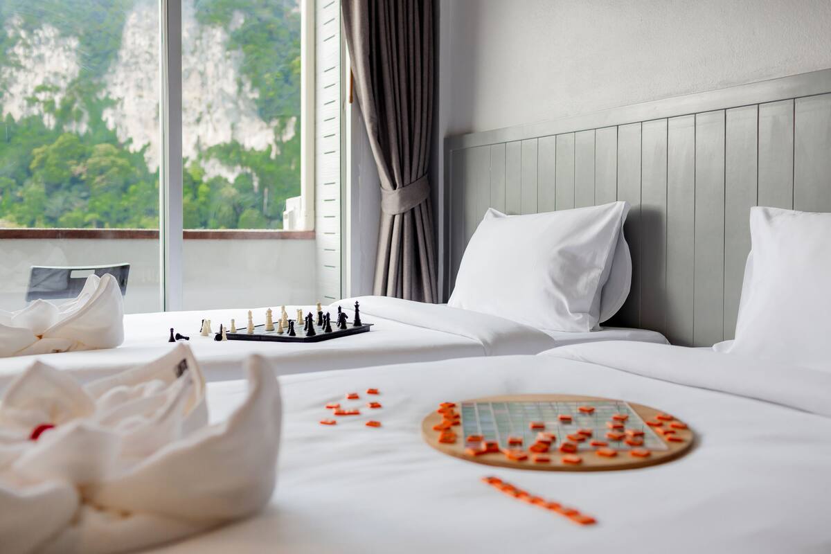 family room | egyptian cotton sheets, premium bedding, in-room safe, desk