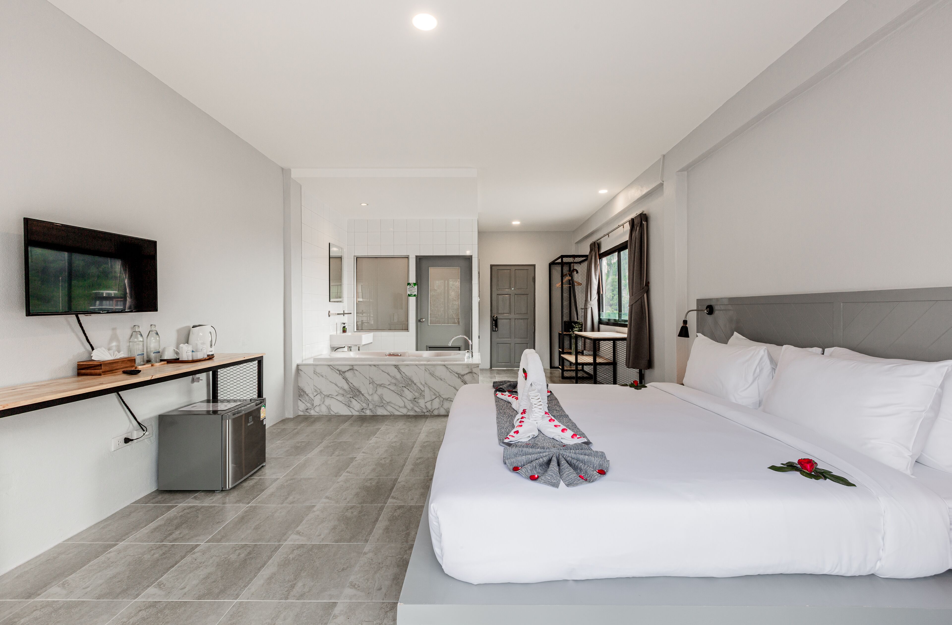 Deluxe Room, Bathtub | Egyptian cotton sheets, premium bedding, in-room safe, desk