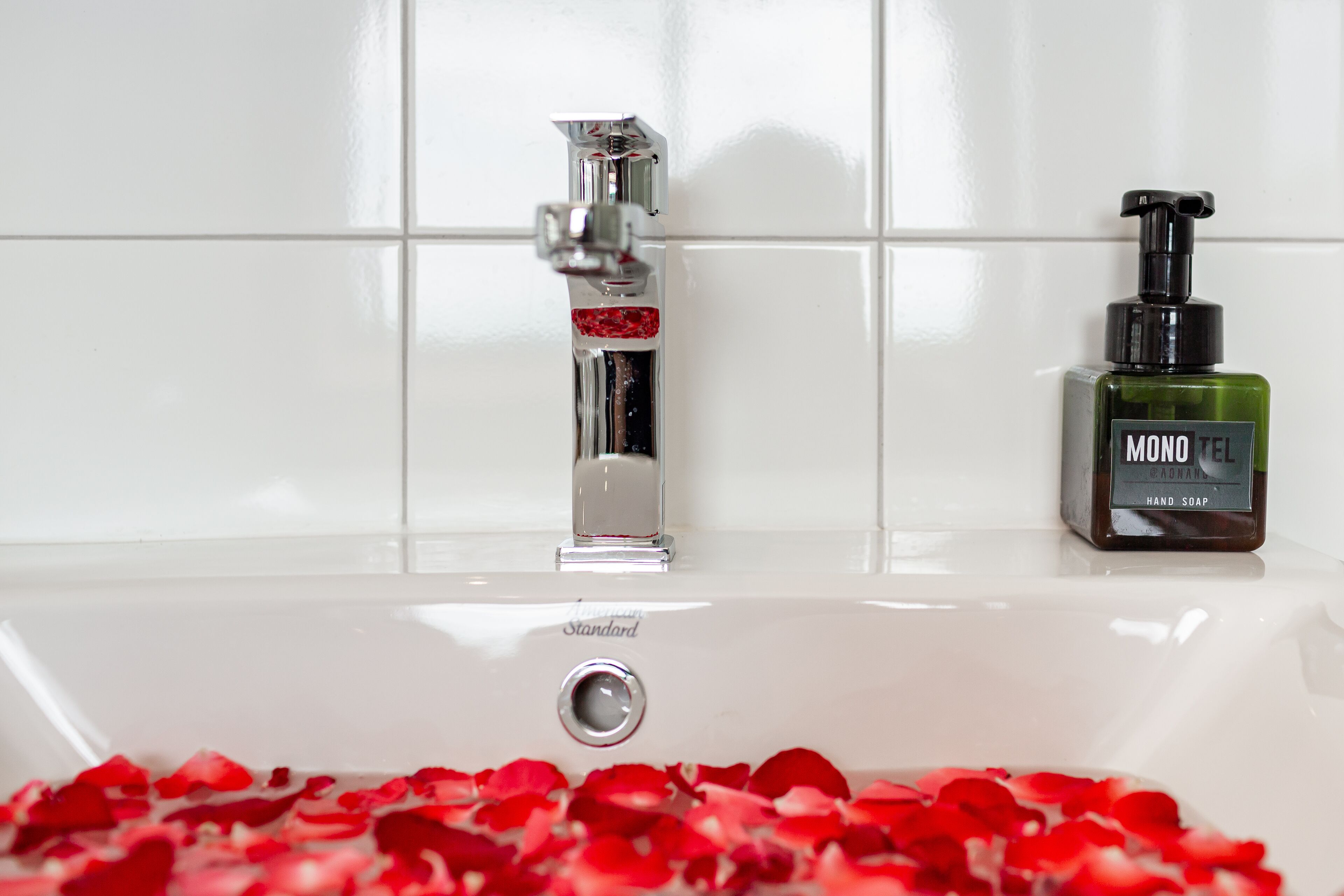 deluxe room, bathtub | bathroom sink