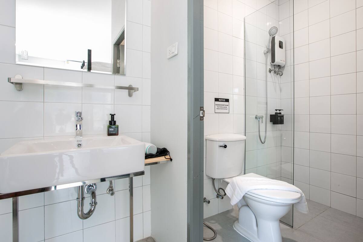 shower, rainfall showerhead, free toiletries, hair dryer