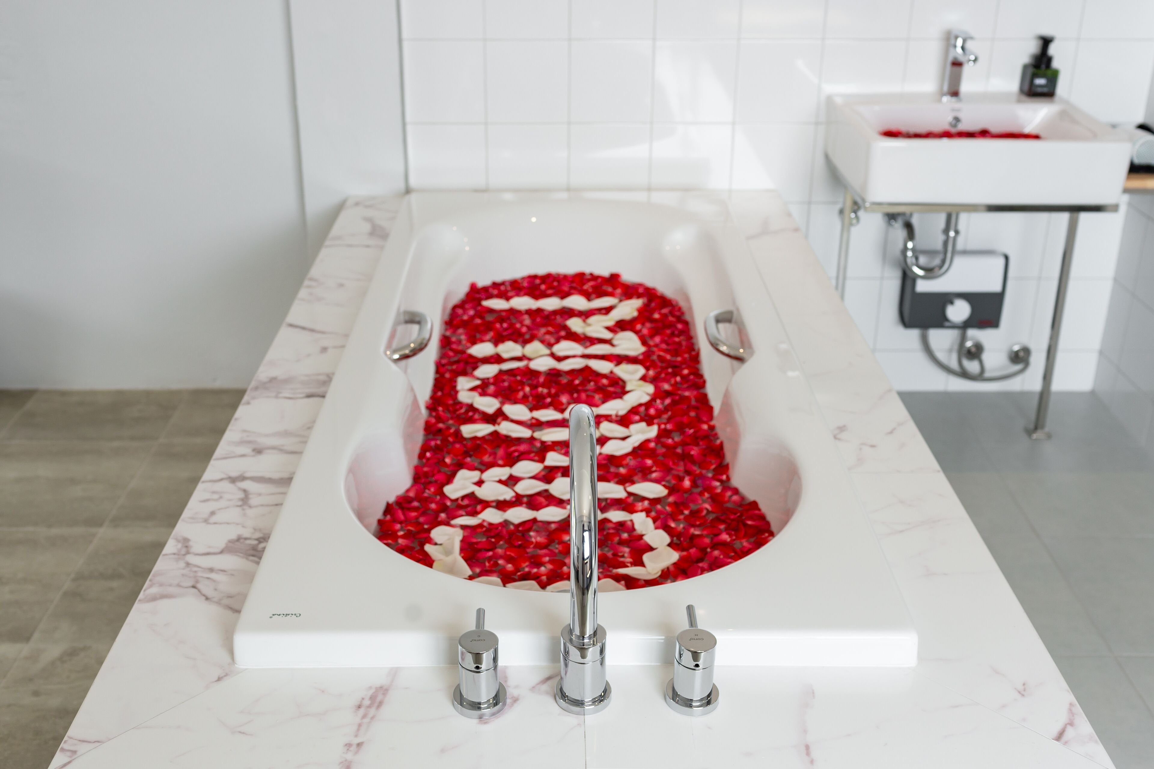 deluxe room, bathtub | deep-soaking bathtub