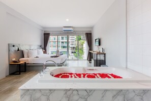 Deluxe Room, Bathtub | Egyptian cotton sheets, premium bedding, in-room safe, desk - Monotel Aonang (Krabi)