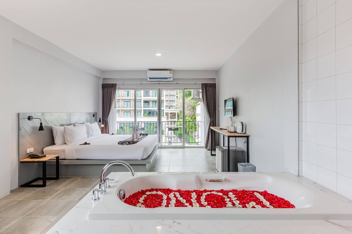 Deluxe Room, Bathtub | Egyptian cotton sheets, premium bedding, in-room safe, desk