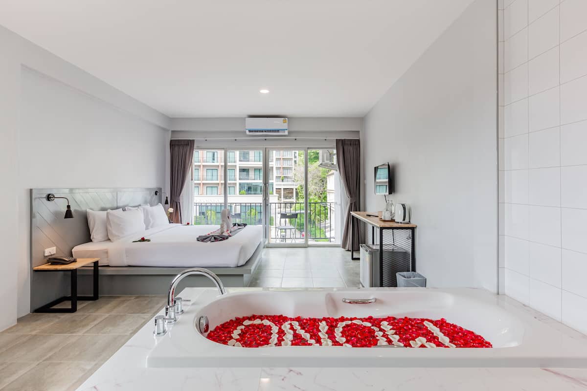 Deluxe Room, Bathtub | Egyptian cotton sheets, premium bedding, in-room safe, desk