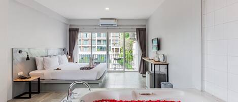 Rom – deluxe, badekar | Sengetøy i egyptisk bomull, sengetøy av topp kvalitet og safe på rommet