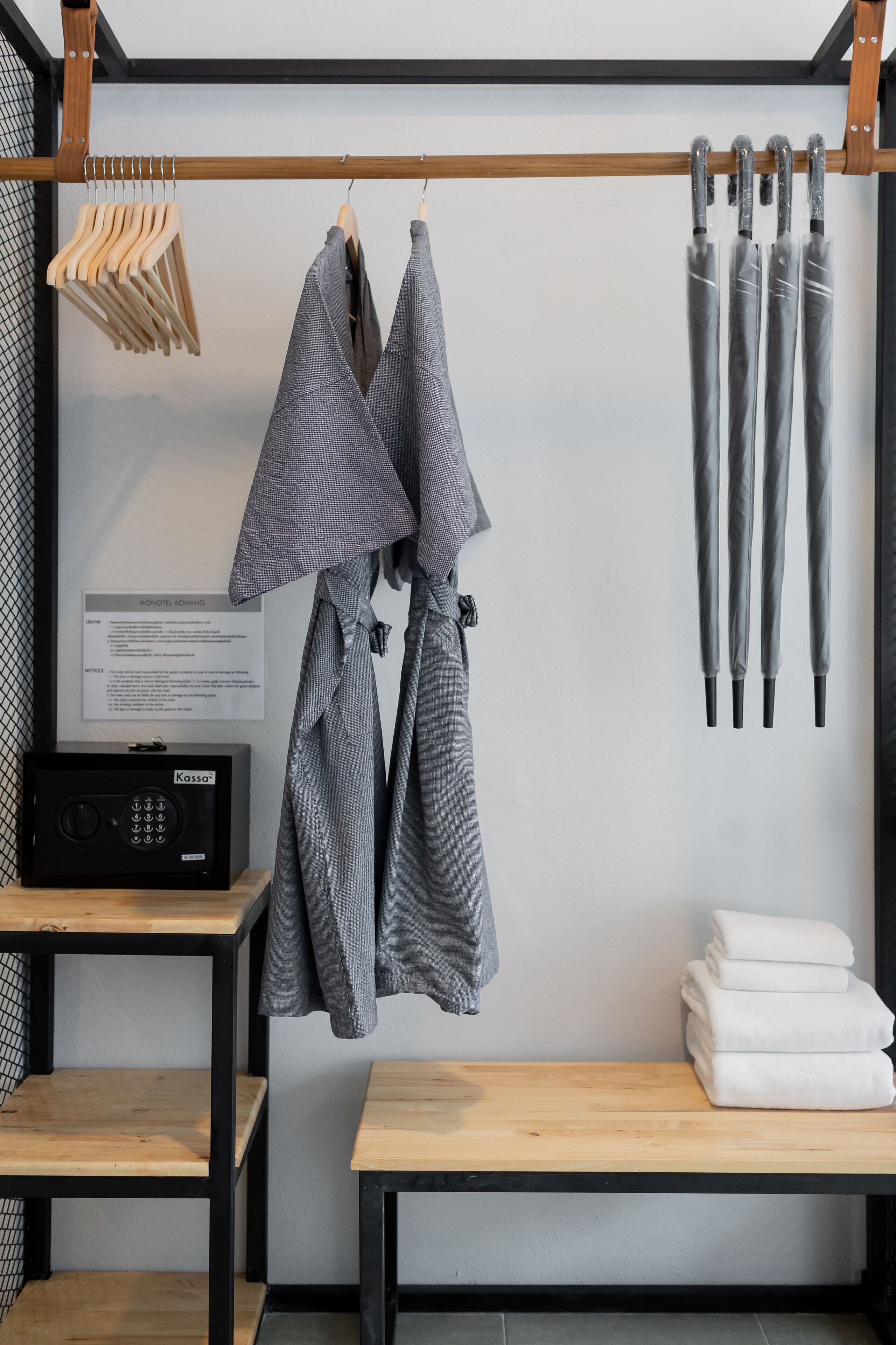 deluxe room, bathtub | egyptian cotton sheets, premium bedding, in-room safe, desk