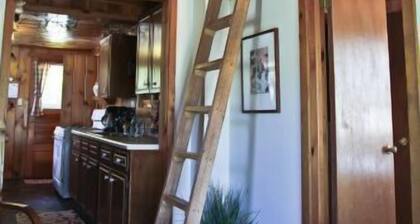 #7 - Northwoods Retreat 3 Bedroom Cabin by RedAwning