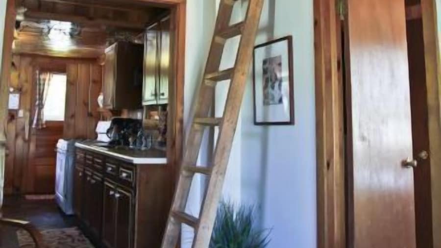 #7 - Northwoods Retreat 3 Bedroom Cabin by RedAwning